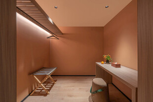 暖色调简约风室内一角