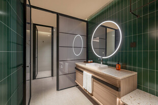 现代风墨绿色瓷砖浴室设计