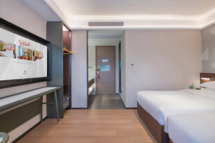 现代简约风格温馨卧室