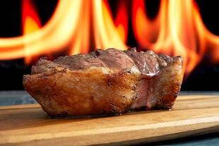 火焰上的美味烤牛排