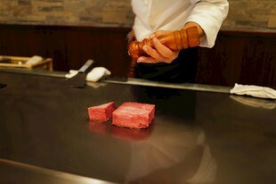 厨师专注处理新鲜生鱼片