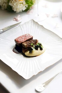精致摆盘的美味牛排