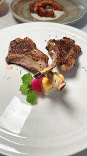 精致摆盘的美味烤羊排
