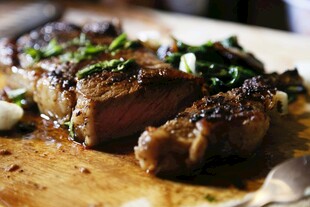 美味牛排摆盘特写