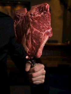 手持鲜牛排