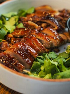 美味叉烧配新鲜蔬菜