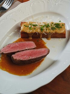 香煎牛排配烤面包