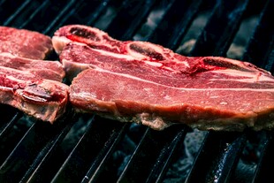 烤架上的鲜嫩生肉