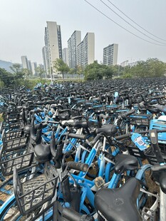 城市中密集停放的共享单车