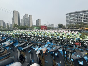 城市中密集停放的电动车群