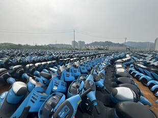 大量蓝色摩托车整齐停放