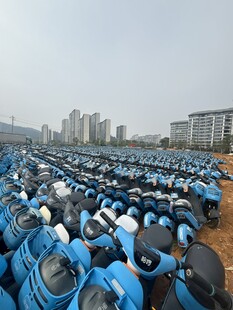 大量蓝色设备整齐排列