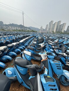 海量蓝色电动车整齐停放