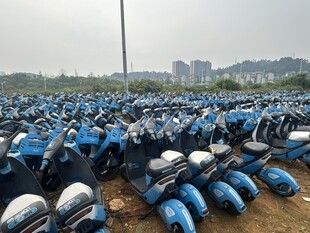 大量电动车整齐停放场景