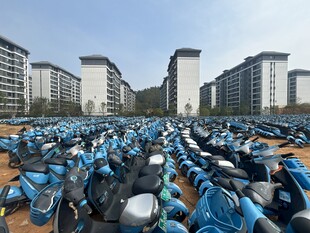 户外大量蓝色电动车停放