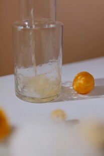 透明容器旁的黄色小物件