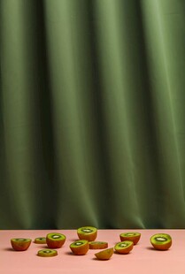 绿色幕布前的多彩小物件