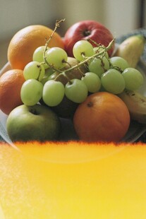 多彩鲜果摆放在盘中