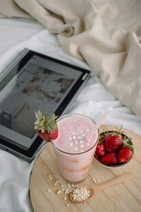 草莓奶昔与平板惬意时光