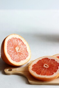 切开的新鲜西柚在木砧板上