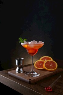 橙味鸡尾酒配橙片与器具
