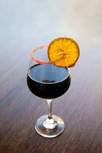 橙片装饰的深色鸡尾酒