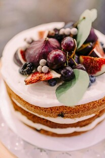 水果装饰的美味多层蛋糕