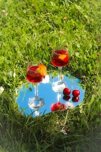 草地上的多彩玻璃摆件