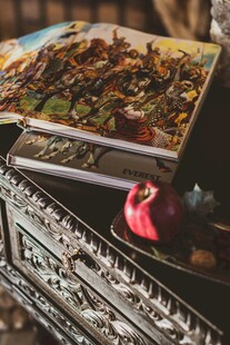 复古桌上的拼图与红苹果