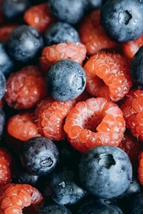 新鲜蓝莓与树莓的诱人组合