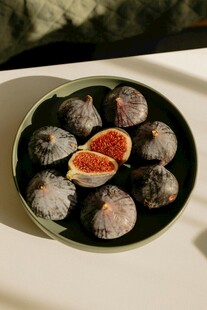 盘中紫黑色美味无花果