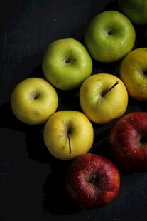 多彩苹果静物图