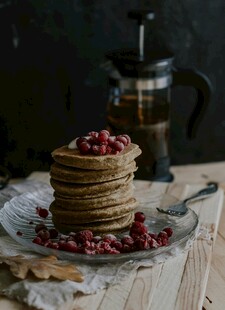 堆叠的美味松饼配红果