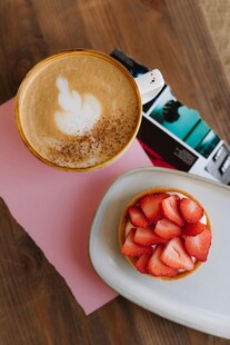 咖啡配草莓的惬意时光