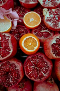 多彩石榴与橙切片特写