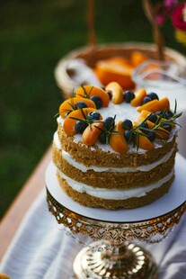 三层水果装饰精美蛋糕