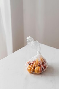 袋装面包置于白色桌面