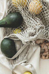 网袋中的牛油果与柠檬