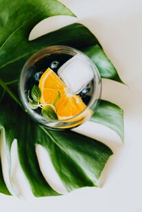 玻璃杯中水果与绿叶搭配