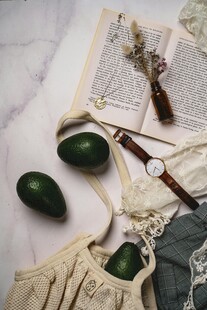 牛油果与生活小物静物图