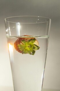 杯中漂浮的草莓