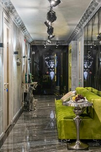 现代风格走廊与亮色沙发