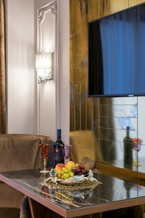 室内餐桌的精致水果摆台