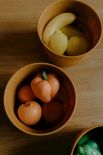 木碗中的多样新鲜食材