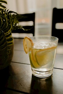 柠檬饮品置于木桌绿植旁