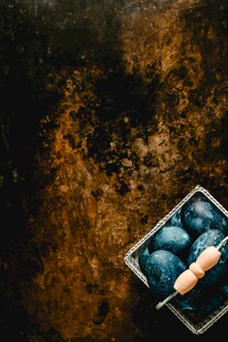 蓝果与蜡烛的静物组合