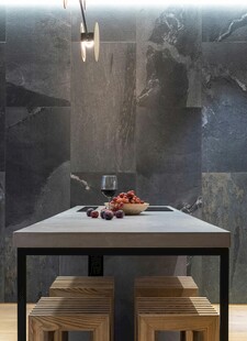 简约风餐桌搭配温馨灯光