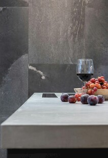 台面上的水果与红酒