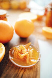 新鲜柑橘果肉与果汁特写