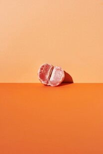 橙色背景上的两半红心